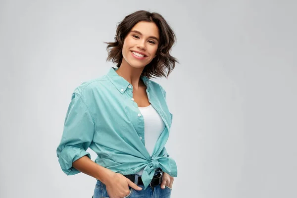Porträt einer lächelnden jungen Frau im türkisfarbenen Hemd — Stockfoto