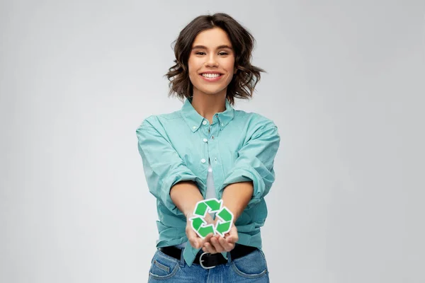 Χαμογελαστή νεαρή γυναίκα κρατώντας πράσινη πινακίδα ανακύκλωσης — Φωτογραφία Αρχείου