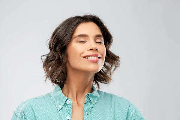 Porträt einer lächelnden jungen Frau beim Atmen — Stockfoto