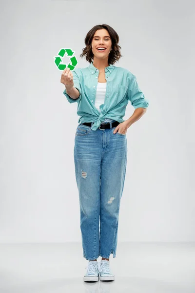 Joven sonriente sosteniendo letrero de reciclaje verde —  Fotos de Stock