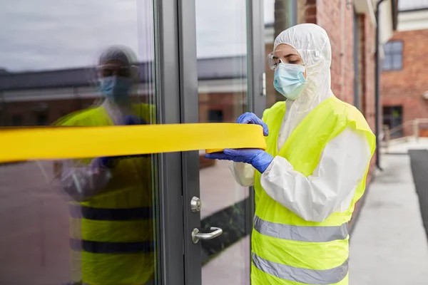 Медицинский работник запечатывает дверь с помощью скотча — стоковое фото