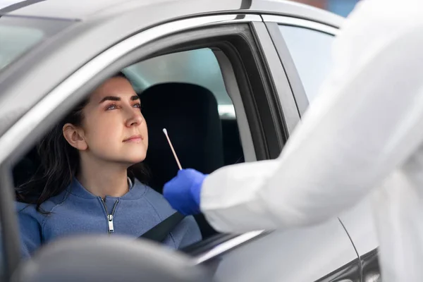 Hälso- och sjukvårdspersonal som gör coronavirus test i bilen — Stockfoto