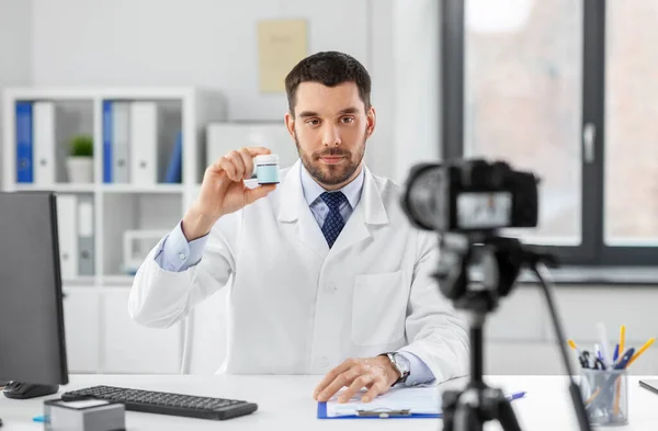 Arzt mit Drogen-Videoblog im Krankenhaus — Stockfoto