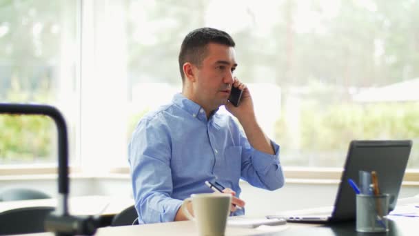 Muž volá na smartphone v domácí kanceláři — Stock video