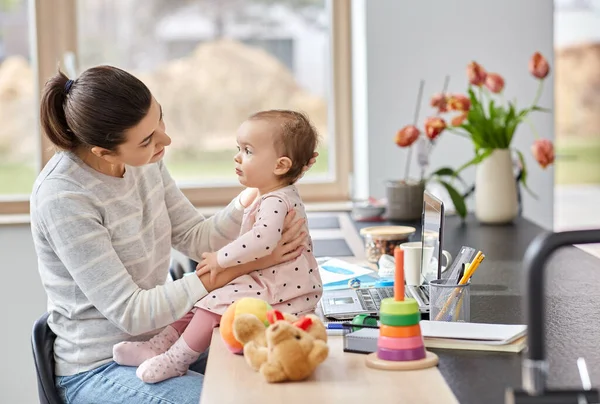 Matka s dítětem pracuje v domácí kanceláři — Stock fotografie