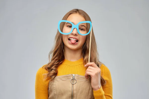 Улыбающаяся девочка-подросток в больших очках — стоковое фото