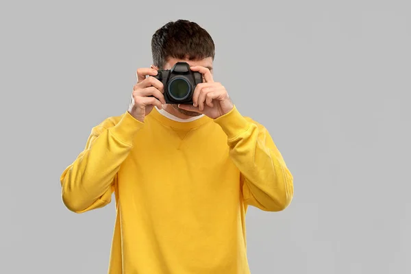 Mladý muž s digitálním fotoaparátem — Stock fotografie