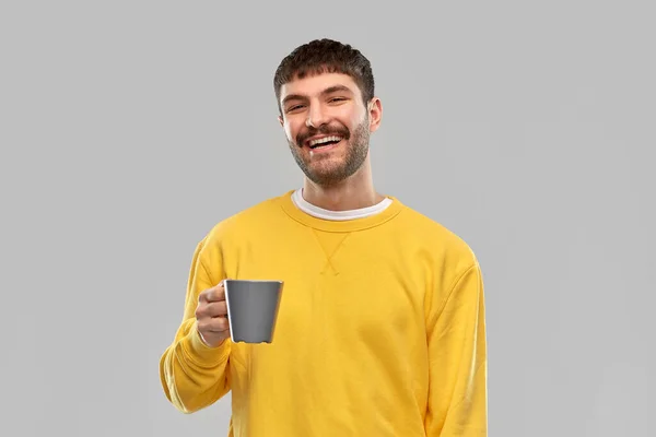 Feliz joven sonriente con taza de café — Foto de Stock