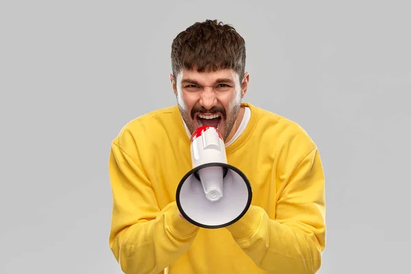 Hombre enojado gritando a megáfono —  Fotos de Stock