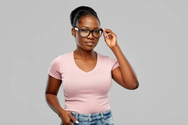 Mujer afroamericana en gafas — Foto de Stock