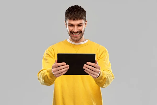 Jeune homme souriant avec tablette PC — Photo