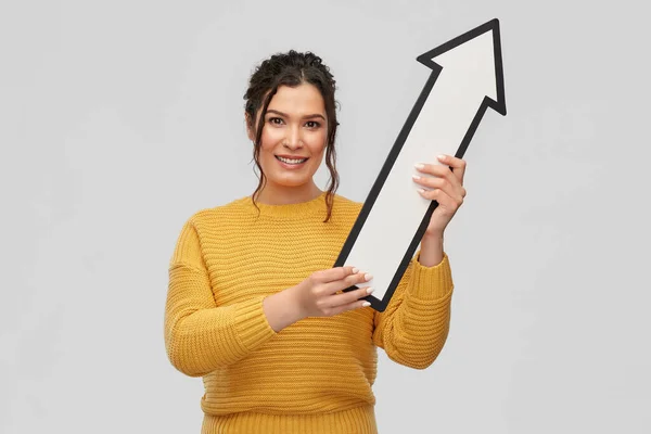 Souriant jeune femme avec grande flèche vers le haut blanche — Photo