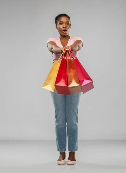 Africano mulher americana com sacos de compras — Fotografia de Stock