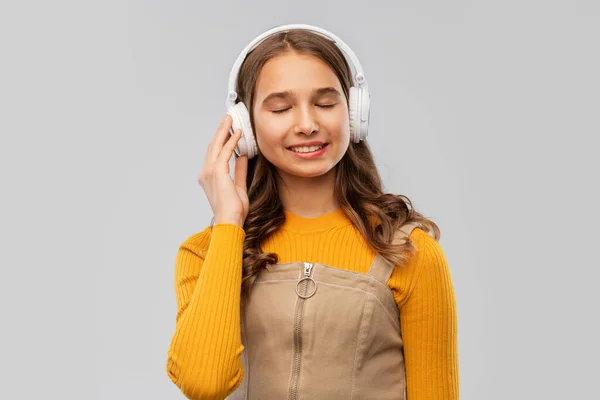 Adolescent fille dans casque écouter de la musique — Photo