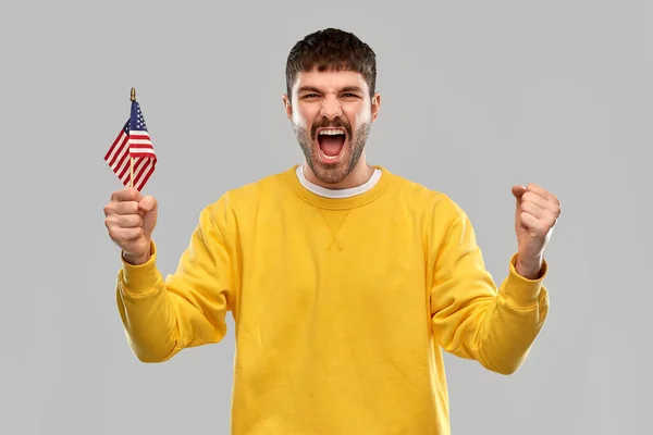 Man in yellow sweatshirt with flag of america — Zdjęcie stockowe