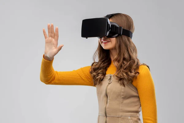 Tiener meisje in vr bril over grijs achtergrond — Stockfoto