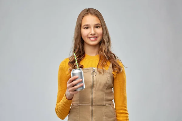 Heureux adolescent fille boire soda à partir de peut — Photo