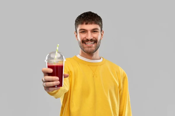 Hombre feliz con jugo de tomate en taza para llevar — Foto de Stock