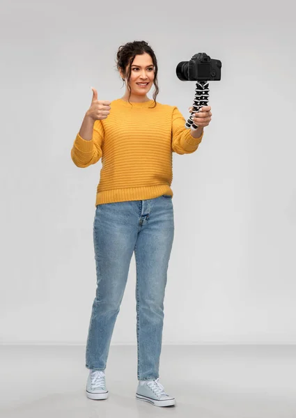 Улыбающаяся женщина блоггер с камерой записи видео — стоковое фото