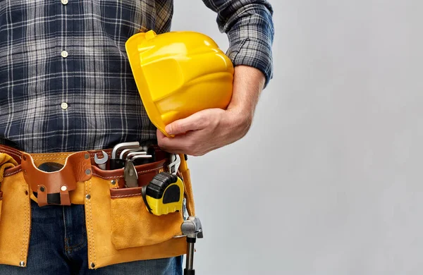 Pracownik lub budowniczy z kaskiem i narzędziami roboczymi — Zdjęcie stockowe