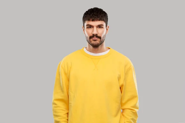 Молодой человек в желтой футболке — стоковое фото