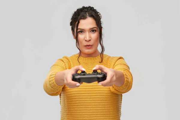 Glückliche junge Frau mit Gamepad spielt Videospiel — Stockfoto