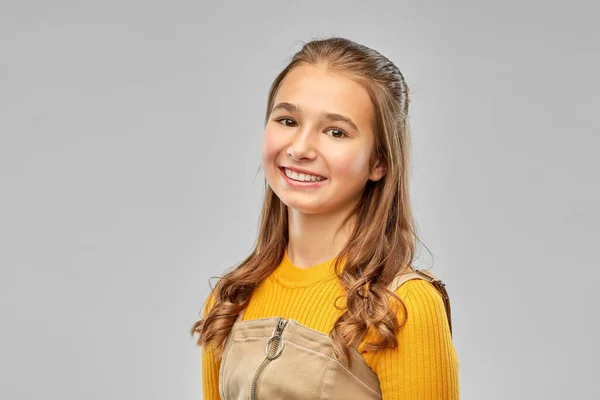 Portrait of smiling teenage girl — Stock Photo, Image