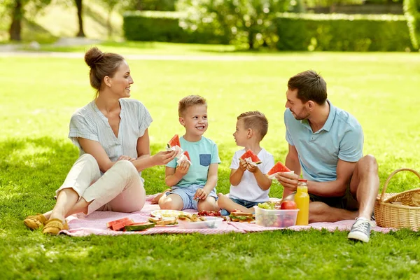 Famille heureuse pique-nique au parc d'été — Photo