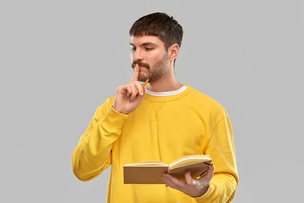 Homme pensant avec journal et crayon — Photo