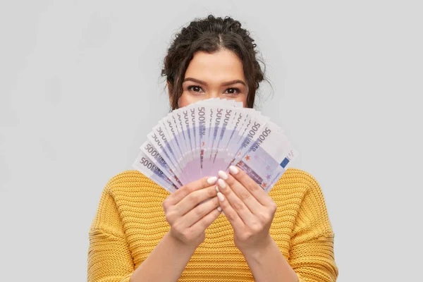 若い女性がユーロのお金で顔を覆い — ストック写真