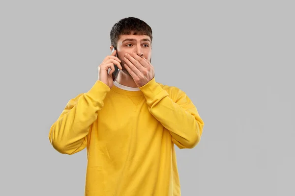 Шокированный молодой человек звонит на смартфон — стоковое фото
