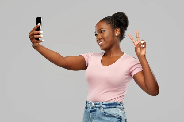 African american woman taking selfie by smartphone — Stock Photo, Image