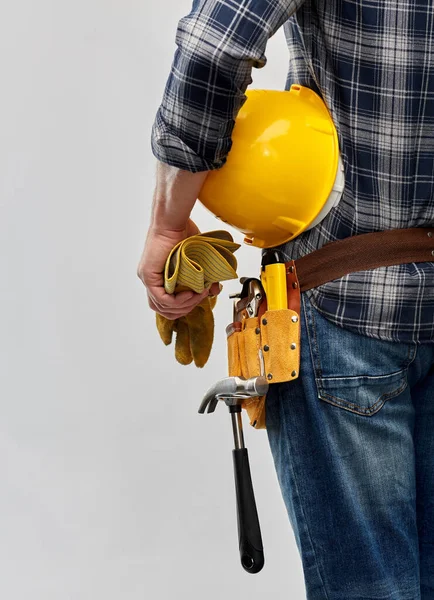 Trabajador o constructor con casco y herramientas de trabajo — Foto de Stock