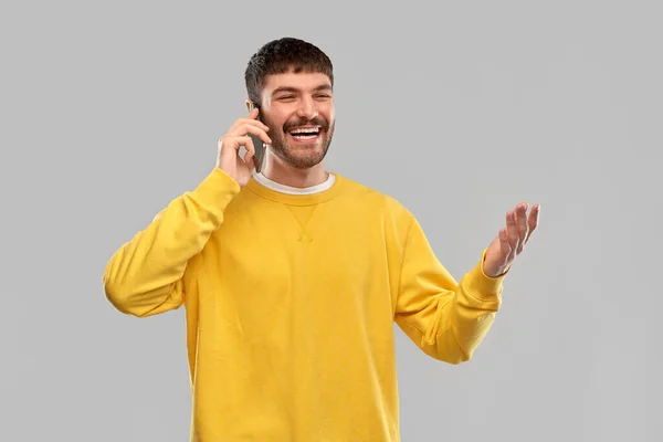 Boldog mosolygós fiatalember hív okostelefon — Stock Fotó
