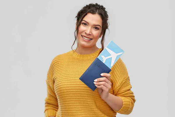 Jovem feliz com bilhete de avião e passaporte — Fotografia de Stock