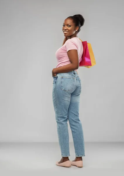 Heureuse femme afro-américaine avec des sacs à provisions — Photo