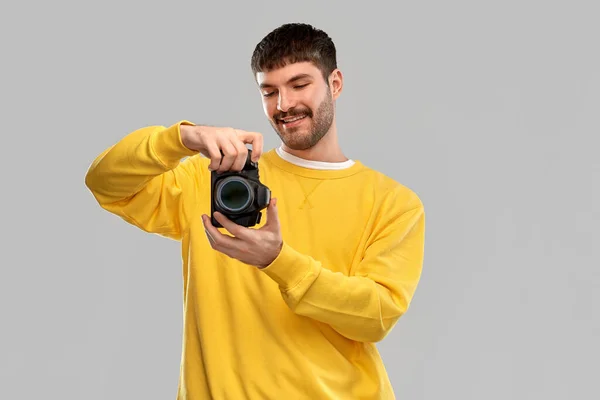 Giovane sorridente con macchina fotografica digitale — Foto Stock