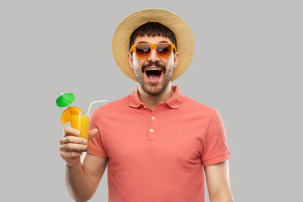 Happy man in straw hat with orange juice cocktail — Stock Photo, Image