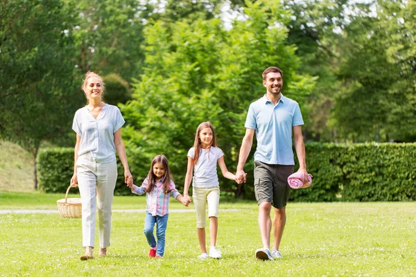 Familia con cesta de picnic caminando en el parque de verano — Foto de Stock