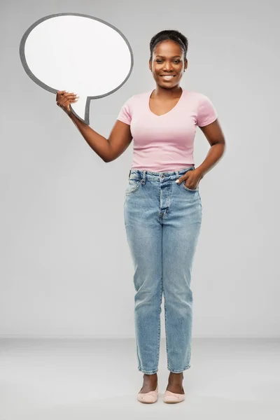 Mujer afroamericana feliz sosteniendo la burbuja del discurso — Foto de Stock