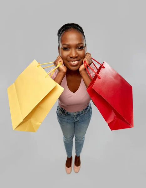幸せなアフリカ系アメリカ人女性のショッピングバッグ ロイヤリティフリーのストック画像