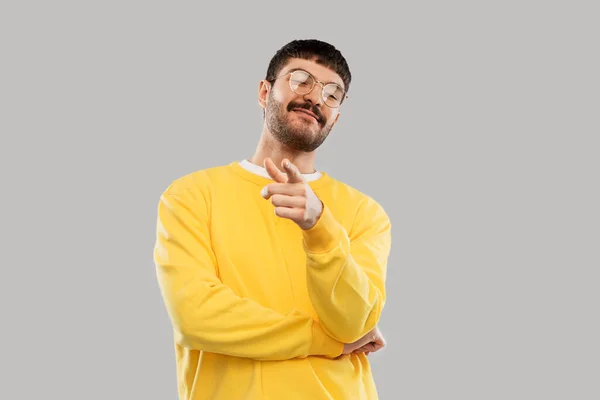 Man in gele sweater wijzend vinger naar camera — Stockfoto