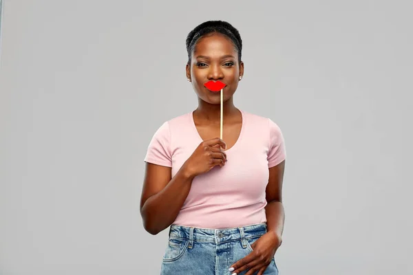 Mujer afroamericana con accesorio de labios rojos — Foto de Stock