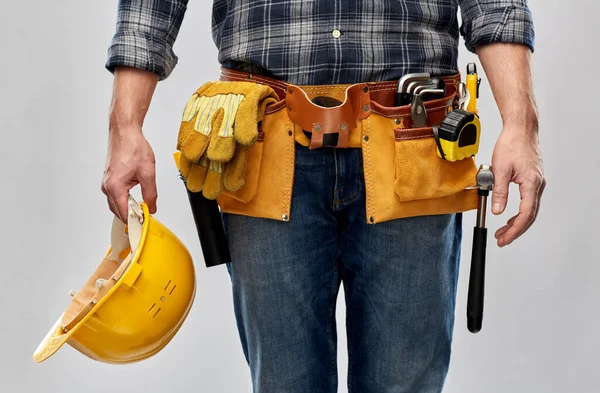 Trabalhador ou construtor com capacete e ferramentas de trabalho — Fotografia de Stock