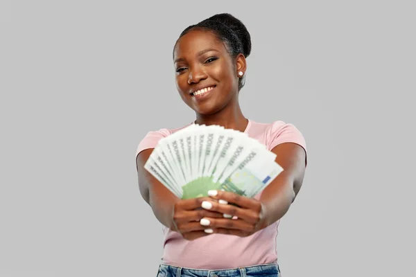 Mujer afroamericana feliz con el dinero del euro — Foto de Stock