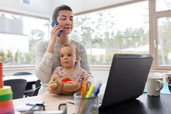 Madre con bambino che lavora su computer portatile a casa ufficio — Foto Stock
