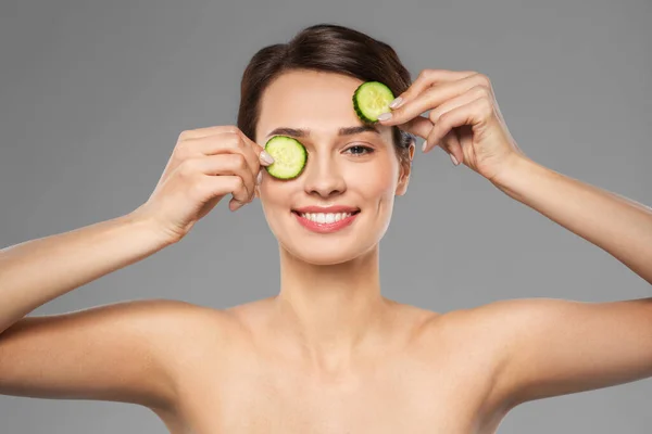 Bella donna che fa maschera per gli occhi di cetrioli — Foto Stock