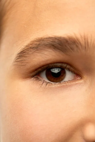 Close up de olhos castanhos rosto de menina adolescente — Fotografia de Stock