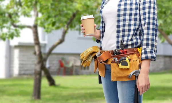 Vrouw met meeneem koffiekop en werktuigen — Stockfoto