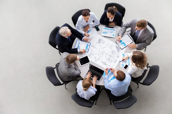 Equipe de negócios com esquema de reunião no escritório — Fotografia de Stock